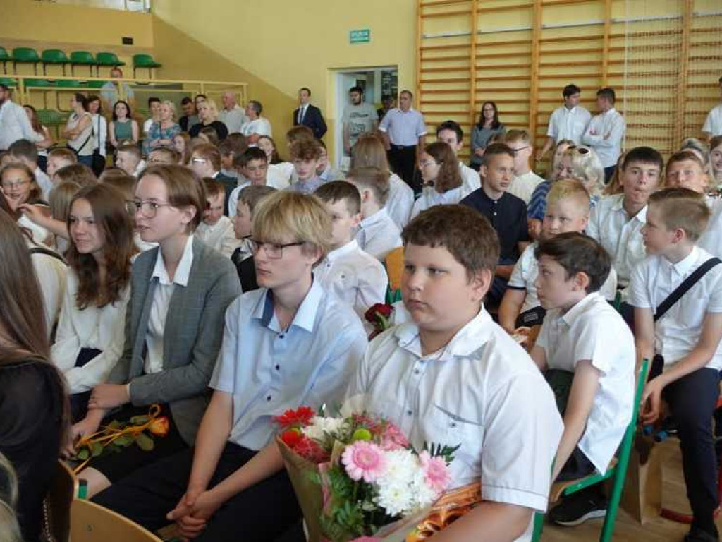 Zakończenie roku szkolnego w hrubieszowskiej Dwójce. Nagrody dla uczniów i absolwentów [ZDJĘCIA]