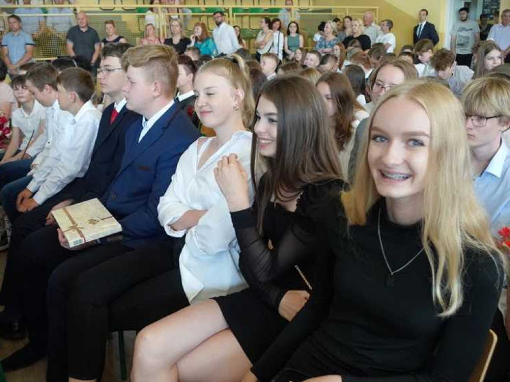Zakończenie roku szkolnego w hrubieszowskiej Dwójce. Nagrody dla uczniów i absolwentów [ZDJĘCIA]