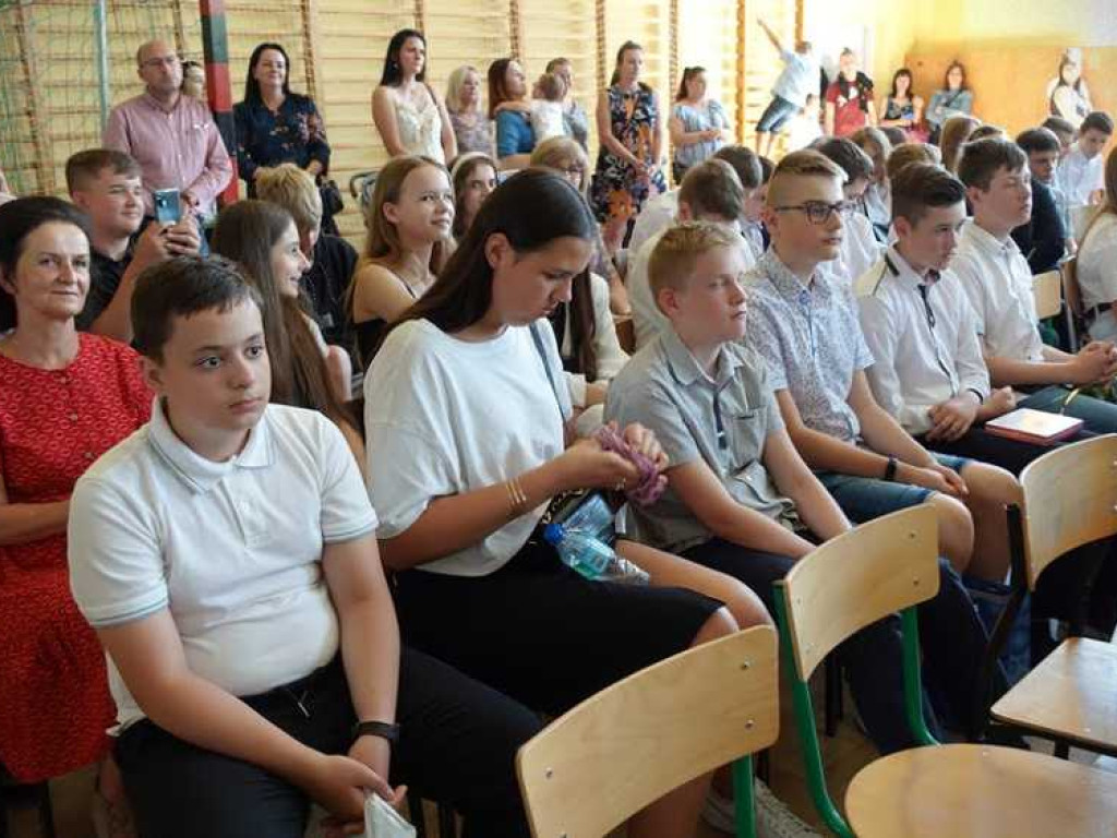 Zakończenie roku szkolnego w hrubieszowskiej Dwójce. Nagrody dla uczniów i absolwentów [ZDJĘCIA]
