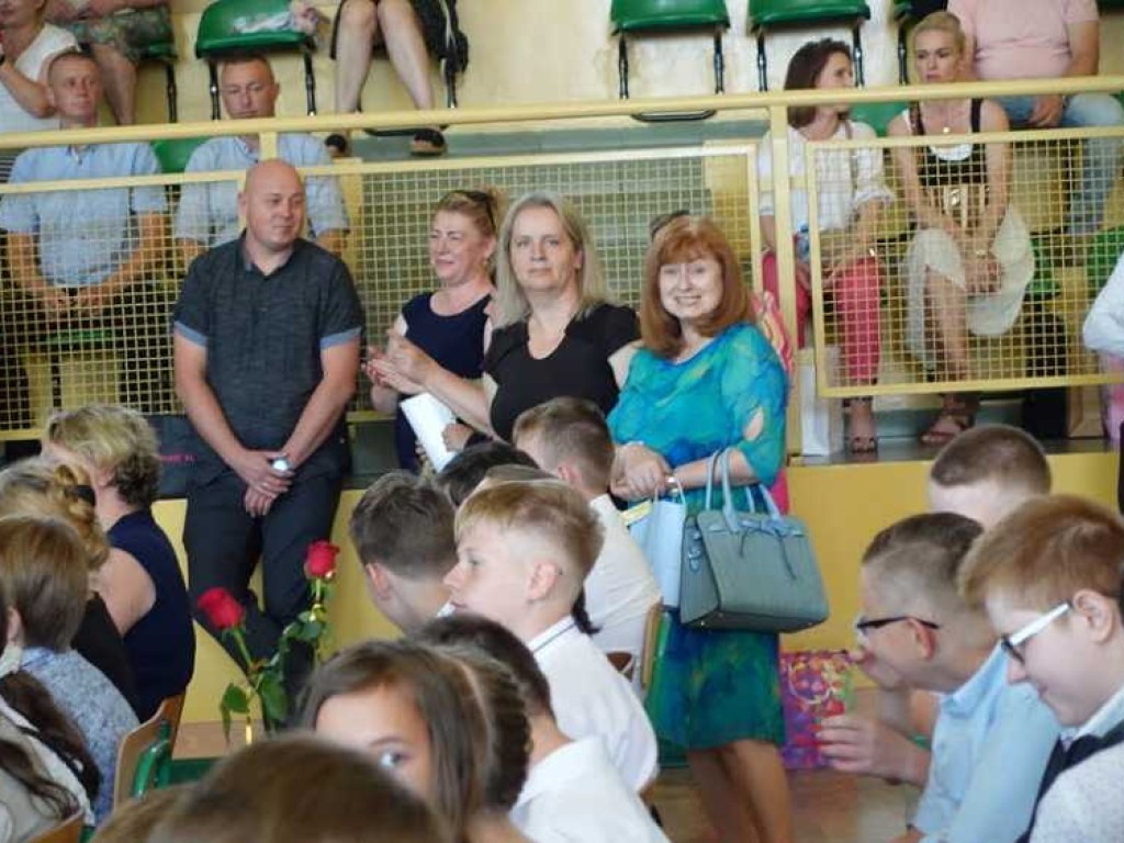 Zakończenie roku szkolnego w hrubieszowskiej Dwójce. Nagrody dla uczniów i absolwentów [ZDJĘCIA]