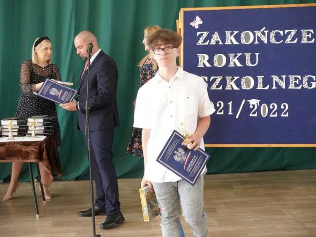 Zakończenie roku szkolnego w hrubieszowskiej Dwójce. Nagrody dla uczniów i absolwentów [ZDJĘCIA]