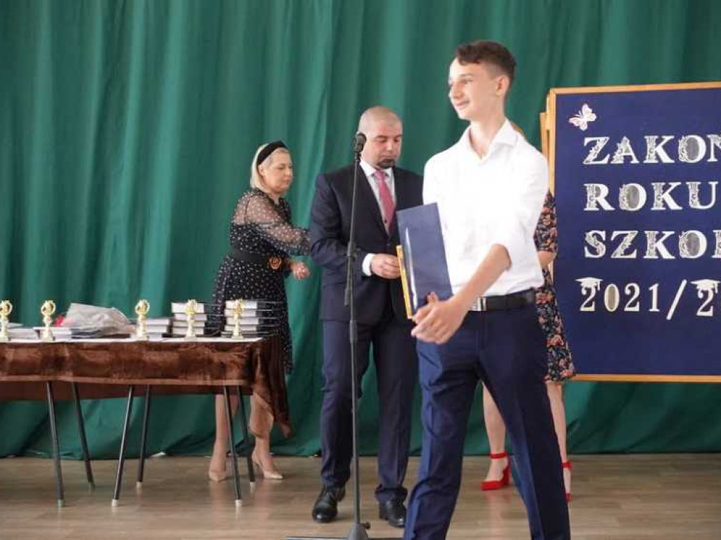 Zakończenie roku szkolnego w hrubieszowskiej Dwójce. Nagrody dla uczniów i absolwentów [ZDJĘCIA]