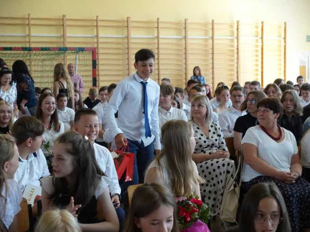 Zakończenie roku szkolnego w hrubieszowskiej Dwójce. Nagrody dla uczniów i absolwentów [ZDJĘCIA]