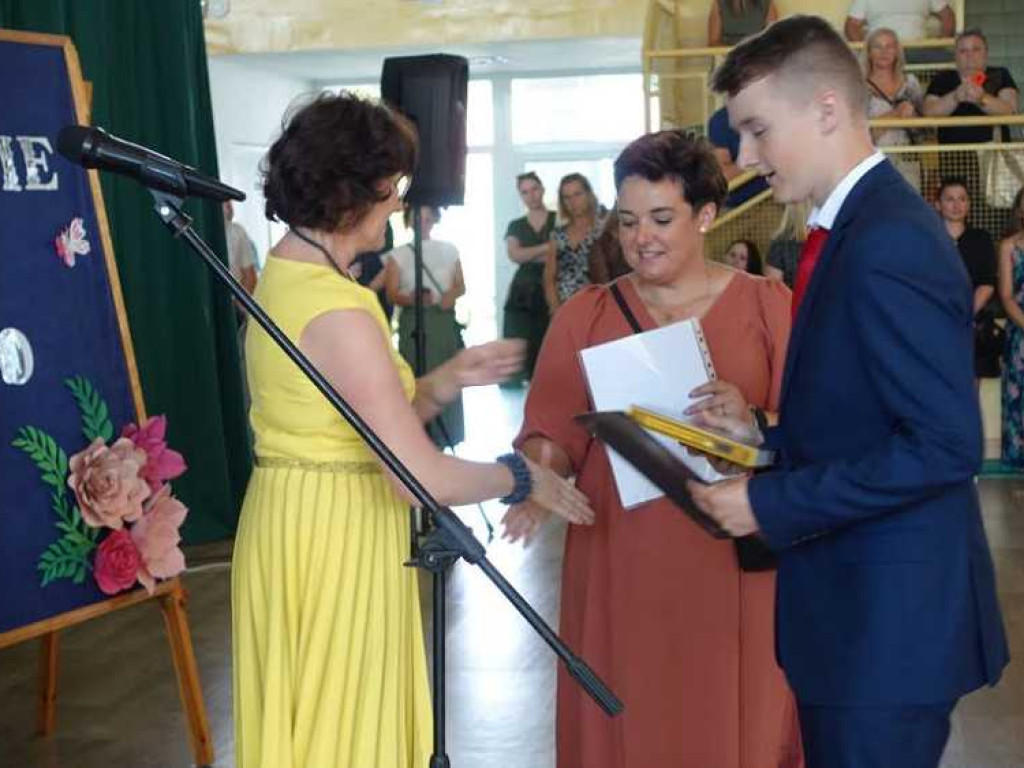 Zakończenie roku szkolnego w hrubieszowskiej Dwójce. Nagrody dla uczniów i absolwentów [ZDJĘCIA]