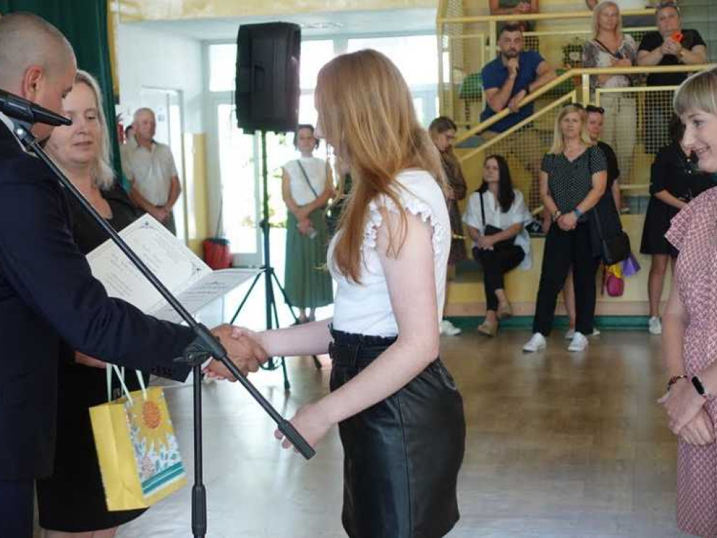 Zakończenie roku szkolnego w hrubieszowskiej Dwójce. Nagrody dla uczniów i absolwentów [ZDJĘCIA]