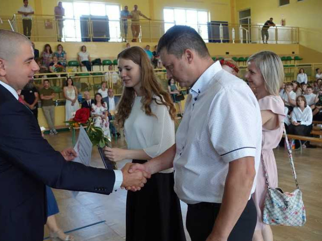 Zakończenie roku szkolnego w hrubieszowskiej Dwójce. Nagrody dla uczniów i absolwentów [ZDJĘCIA]