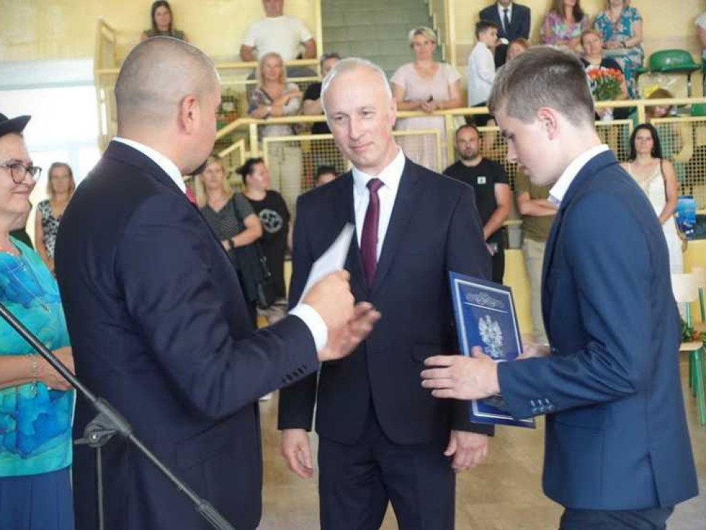 Zakończenie roku szkolnego w hrubieszowskiej Dwójce. Nagrody dla uczniów i absolwentów [ZDJĘCIA]