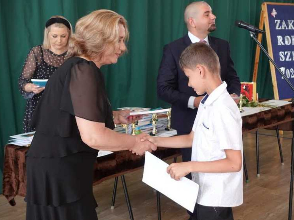 Zakończenie roku szkolnego w hrubieszowskiej Dwójce. Nagrody dla uczniów i absolwentów [ZDJĘCIA]