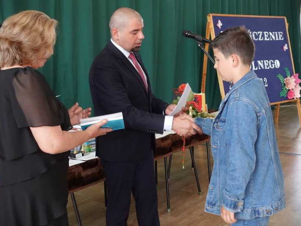 Zakończenie roku szkolnego w hrubieszowskiej Dwójce. Nagrody dla uczniów i absolwentów [ZDJĘCIA]