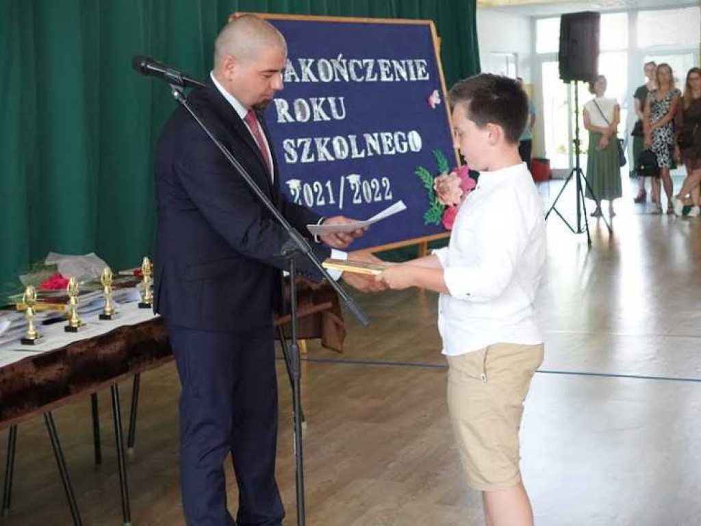 Zakończenie roku szkolnego w hrubieszowskiej Dwójce. Nagrody dla uczniów i absolwentów [ZDJĘCIA]