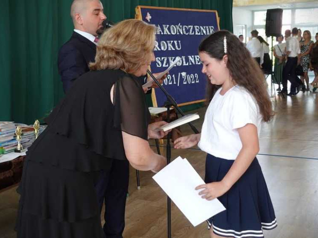 Zakończenie roku szkolnego w hrubieszowskiej Dwójce. Nagrody dla uczniów i absolwentów [ZDJĘCIA]