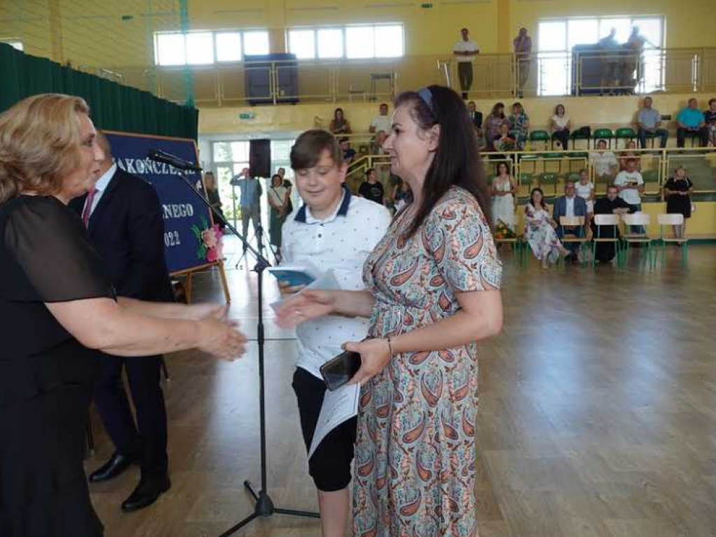 Zakończenie roku szkolnego w hrubieszowskiej Dwójce. Nagrody dla uczniów i absolwentów [ZDJĘCIA]