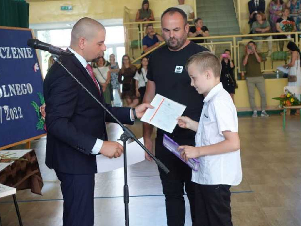 Zakończenie roku szkolnego w hrubieszowskiej Dwójce. Nagrody dla uczniów i absolwentów [ZDJĘCIA]