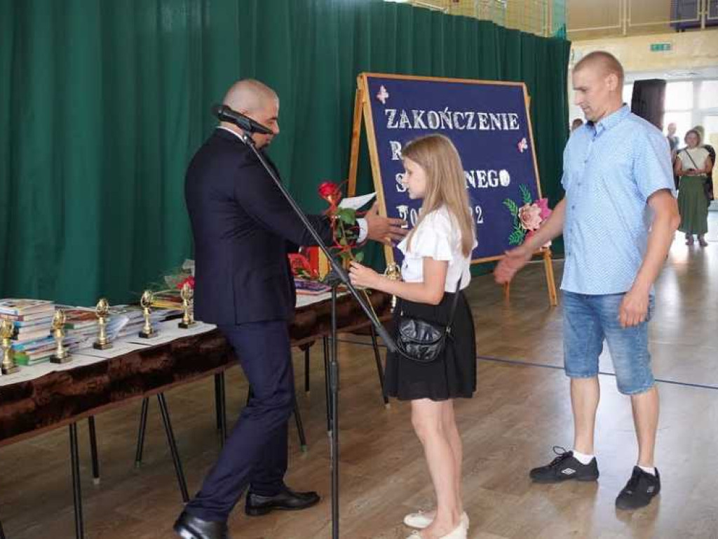 Zakończenie roku szkolnego w hrubieszowskiej Dwójce. Nagrody dla uczniów i absolwentów [ZDJĘCIA]