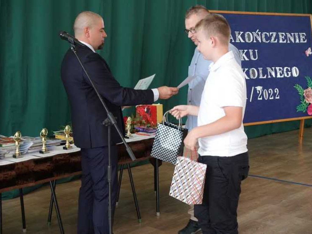 Zakończenie roku szkolnego w hrubieszowskiej Dwójce. Nagrody dla uczniów i absolwentów [ZDJĘCIA]
