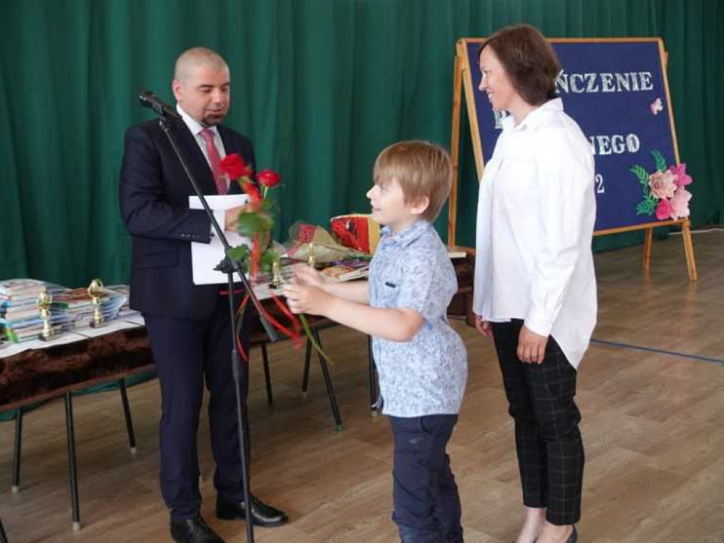 Zakończenie roku szkolnego w hrubieszowskiej Dwójce. Nagrody dla uczniów i absolwentów [ZDJĘCIA]