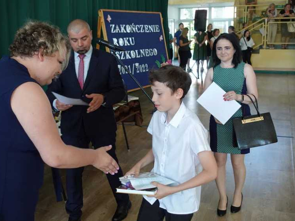 Zakończenie roku szkolnego w hrubieszowskiej Dwójce. Nagrody dla uczniów i absolwentów [ZDJĘCIA]