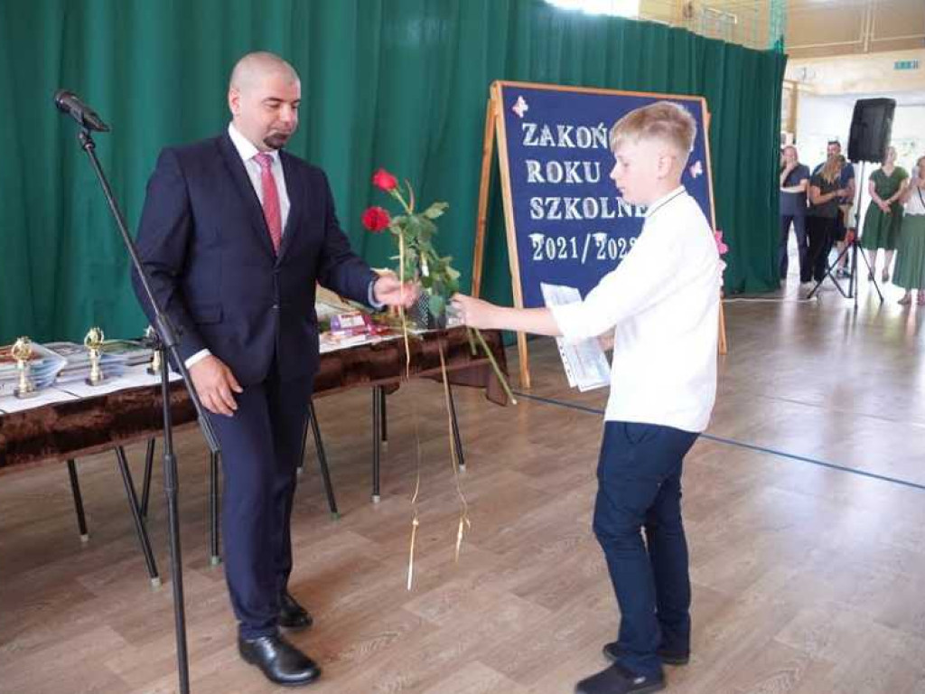 Zakończenie roku szkolnego w hrubieszowskiej Dwójce. Nagrody dla uczniów i absolwentów [ZDJĘCIA]