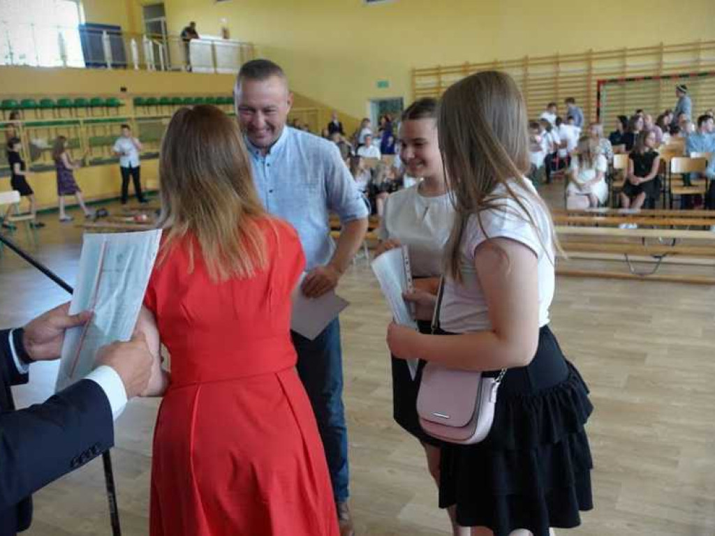 Zakończenie roku szkolnego w hrubieszowskiej Dwójce. Nagrody dla uczniów i absolwentów [ZDJĘCIA]