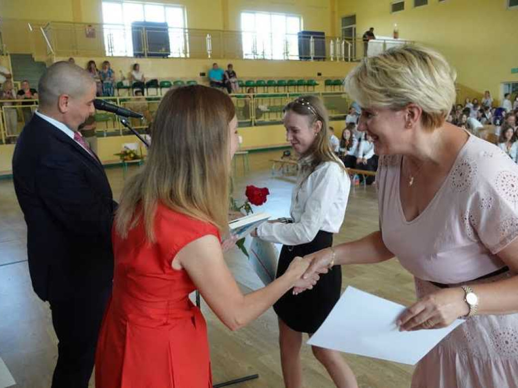 Zakończenie roku szkolnego w hrubieszowskiej Dwójce. Nagrody dla uczniów i absolwentów [ZDJĘCIA]