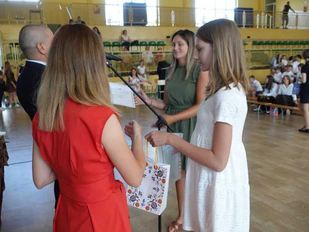 Zakończenie roku szkolnego w hrubieszowskiej Dwójce. Nagrody dla uczniów i absolwentów [ZDJĘCIA]