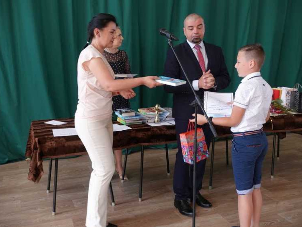 Zakończenie roku szkolnego w hrubieszowskiej Dwójce. Nagrody dla uczniów i absolwentów [ZDJĘCIA]