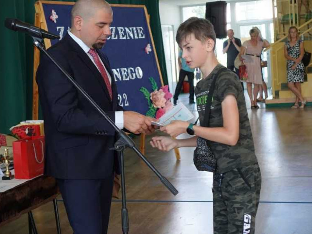 Zakończenie roku szkolnego w hrubieszowskiej Dwójce. Nagrody dla uczniów i absolwentów [ZDJĘCIA]