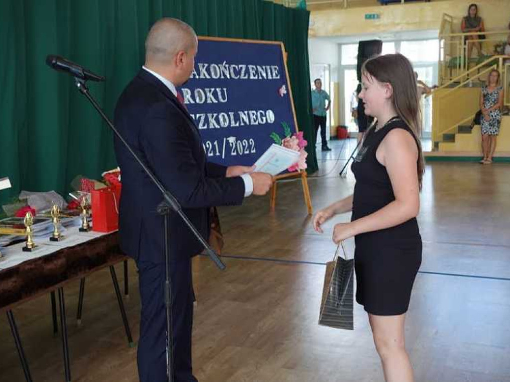 Zakończenie roku szkolnego w hrubieszowskiej Dwójce. Nagrody dla uczniów i absolwentów [ZDJĘCIA]