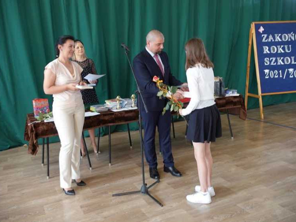 Zakończenie roku szkolnego w hrubieszowskiej Dwójce. Nagrody dla uczniów i absolwentów [ZDJĘCIA]