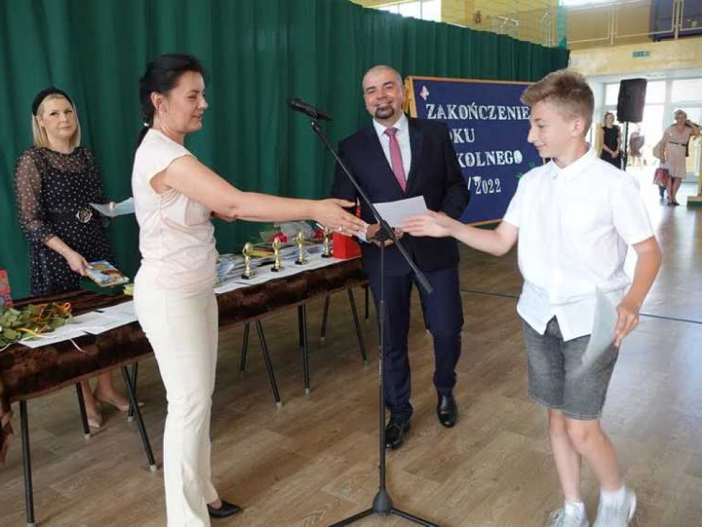 Zakończenie roku szkolnego w hrubieszowskiej Dwójce. Nagrody dla uczniów i absolwentów [ZDJĘCIA]