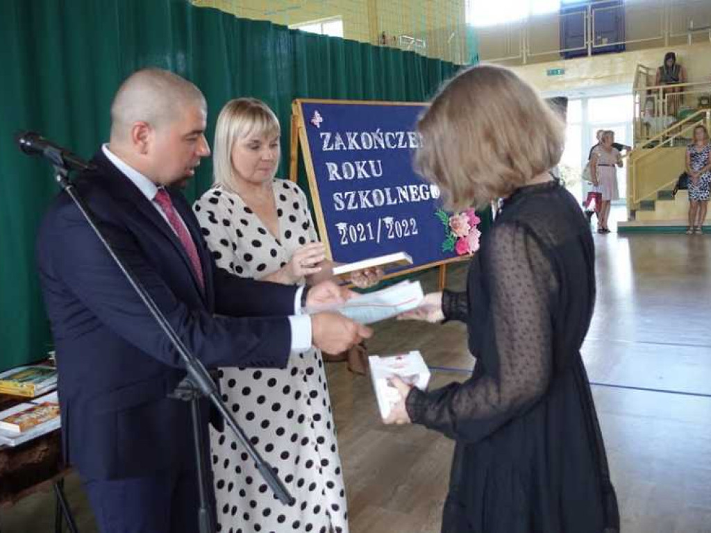 Zakończenie roku szkolnego w hrubieszowskiej Dwójce. Nagrody dla uczniów i absolwentów [ZDJĘCIA]