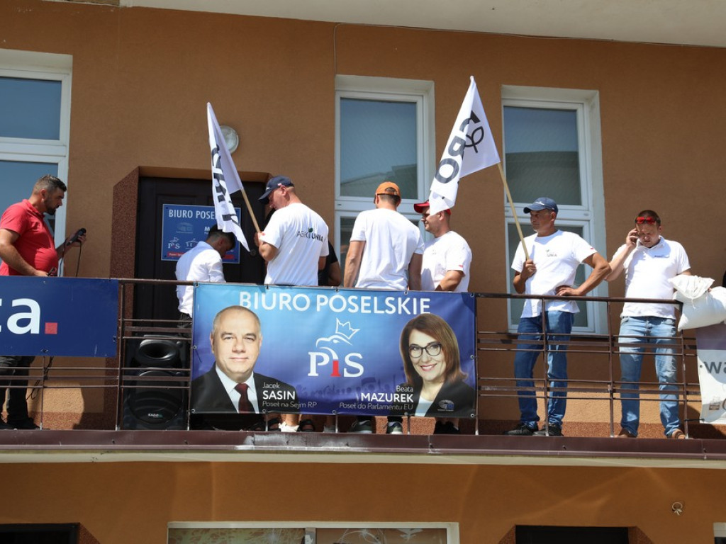 Protest Agrounii w Hrubieszowie - zboże rozsypane przed biurem poselskim Jacka Sasina [ZDJĘCIA, WIDEO]