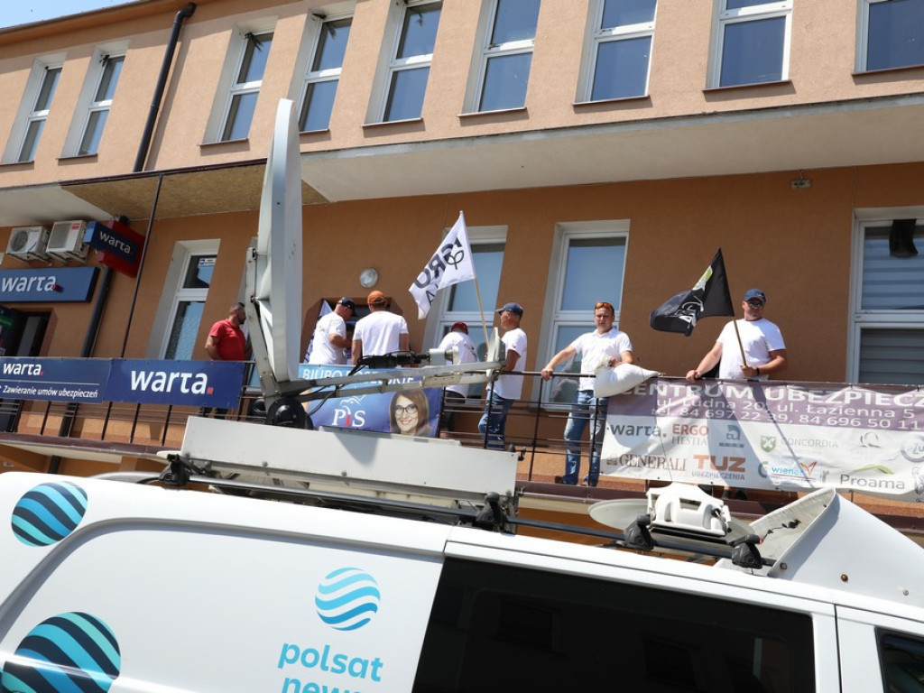 Protest Agrounii w Hrubieszowie - zboże rozsypane przed biurem poselskim Jacka Sasina [ZDJĘCIA, WIDEO]