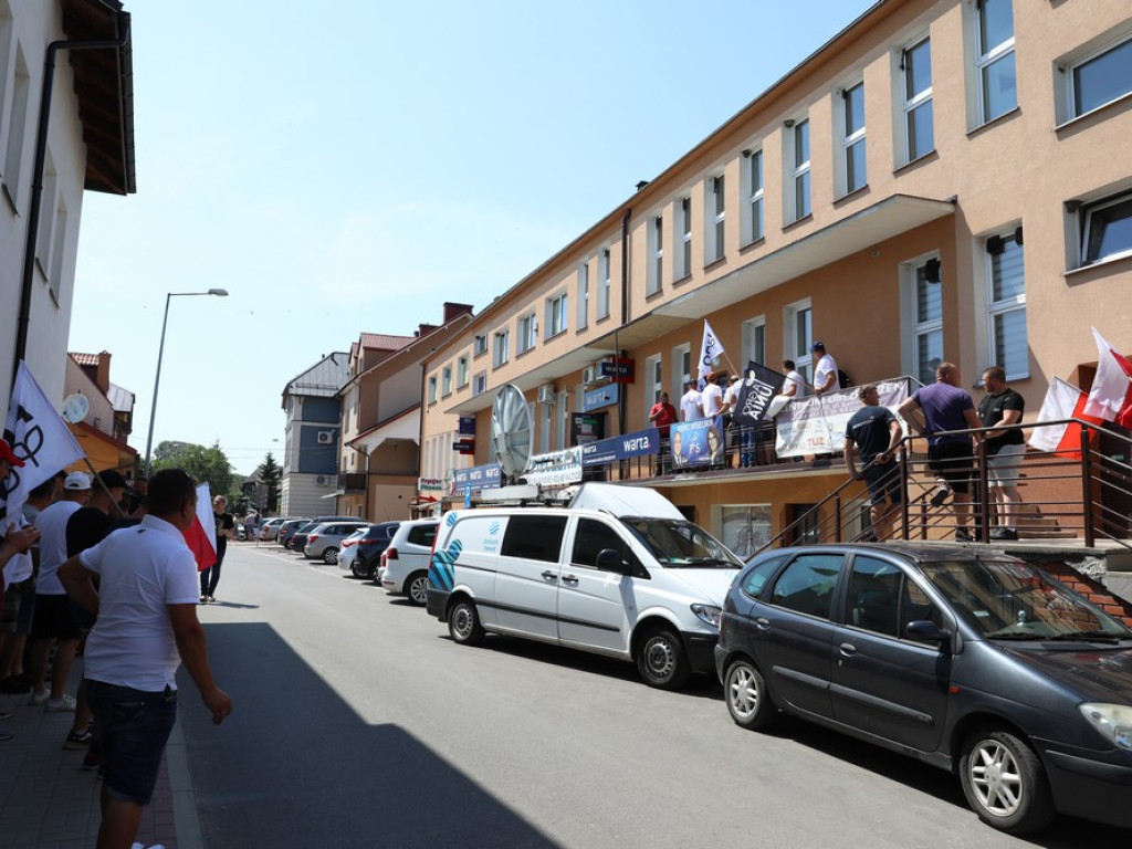 Protest Agrounii w Hrubieszowie - zboże rozsypane przed biurem poselskim Jacka Sasina [ZDJĘCIA, WIDEO]