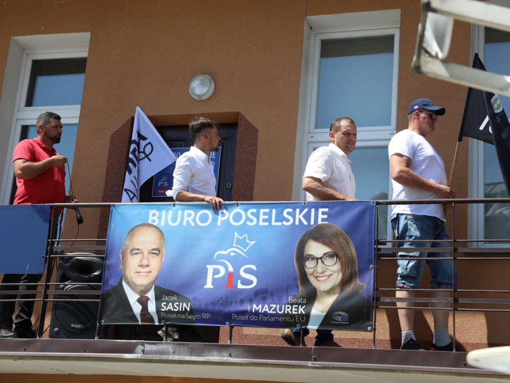Protest Agrounii w Hrubieszowie - zboże rozsypane przed biurem poselskim Jacka Sasina [ZDJĘCIA, WIDEO]