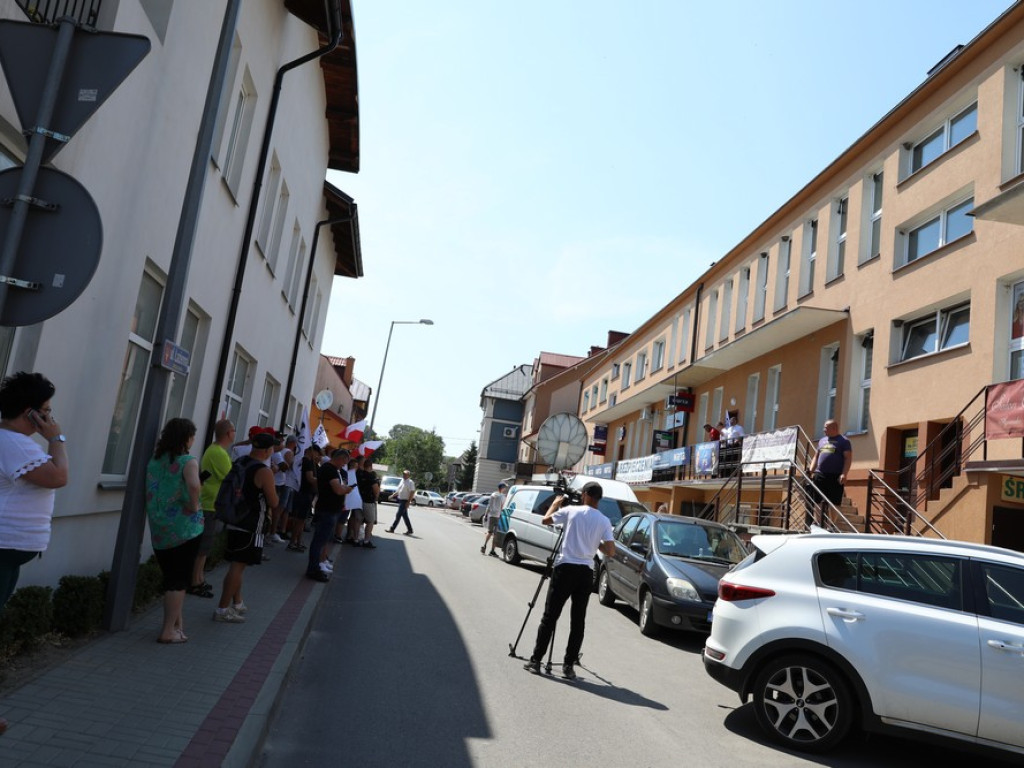Protest Agrounii w Hrubieszowie - zboże rozsypane przed biurem poselskim Jacka Sasina [ZDJĘCIA, WIDEO]
