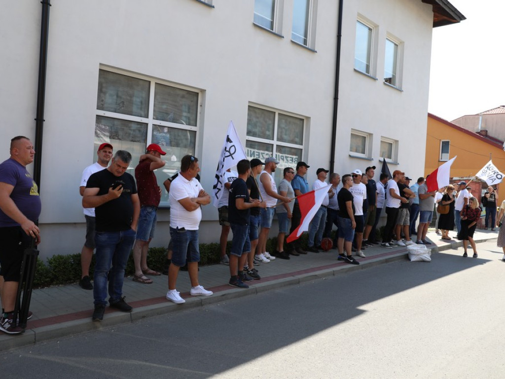 Protest Agrounii w Hrubieszowie - zboże rozsypane przed biurem poselskim Jacka Sasina [ZDJĘCIA, WIDEO]