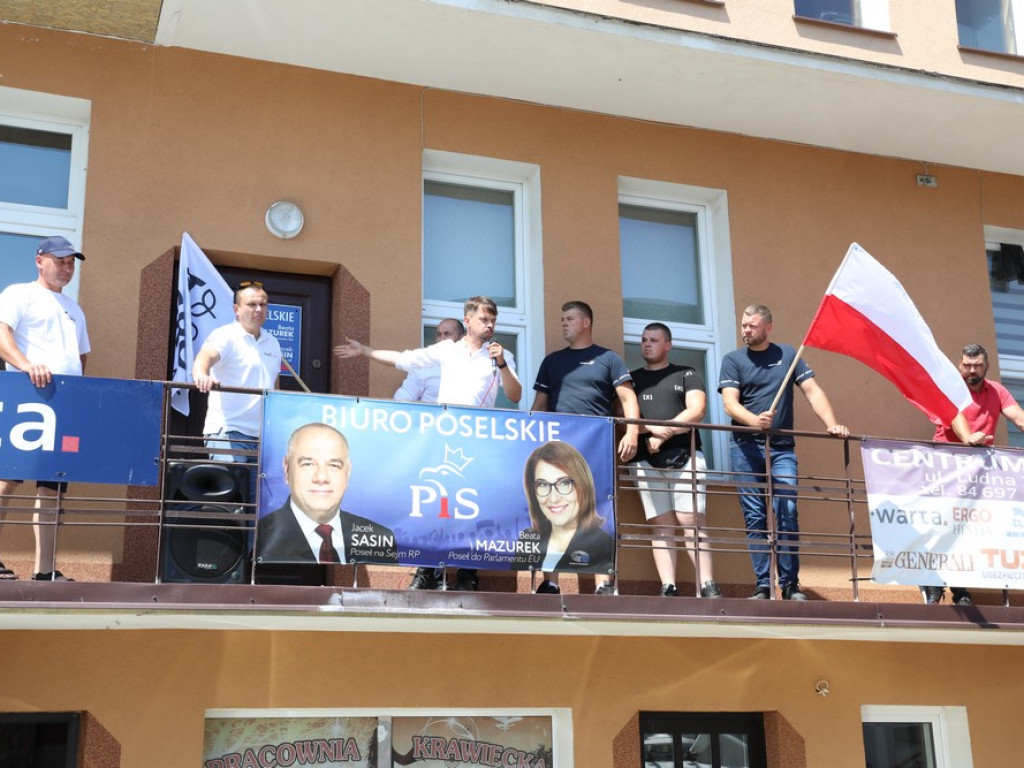 Protest Agrounii w Hrubieszowie - zboże rozsypane przed biurem poselskim Jacka Sasina [ZDJĘCIA, WIDEO]