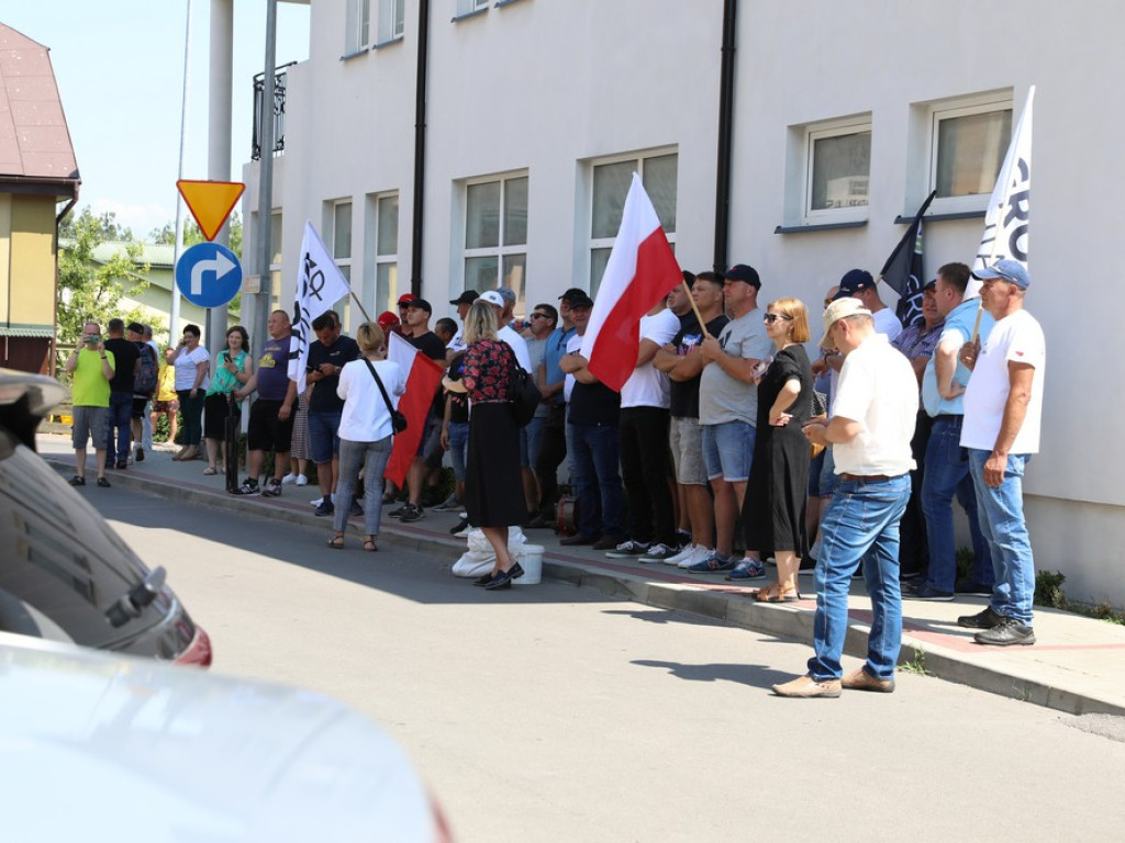 Protest Agrounii w Hrubieszowie - zboże rozsypane przed biurem poselskim Jacka Sasina [ZDJĘCIA, WIDEO]