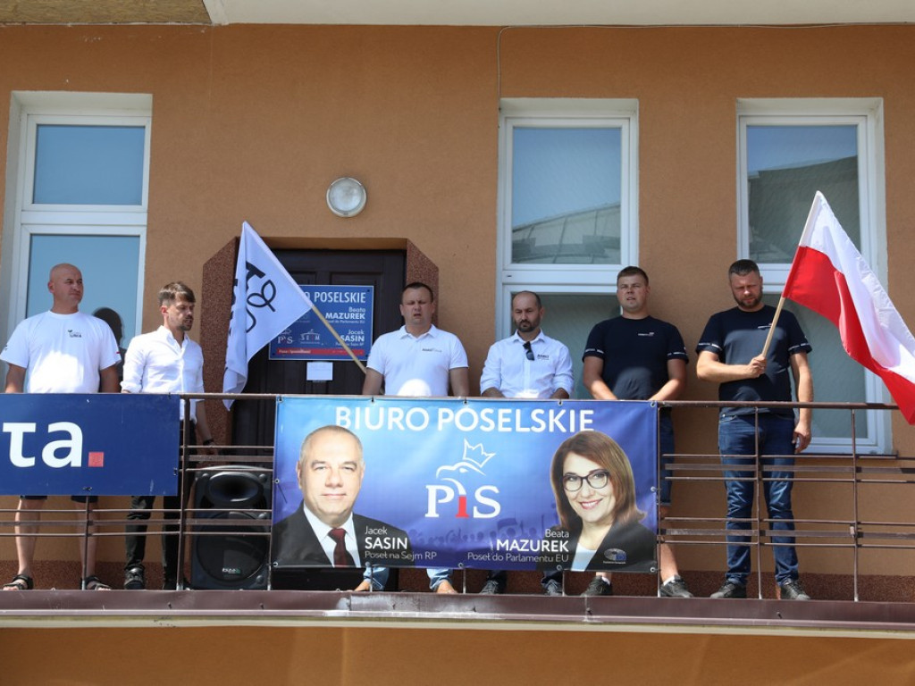 Protest Agrounii w Hrubieszowie - zboże rozsypane przed biurem poselskim Jacka Sasina [ZDJĘCIA, WIDEO]