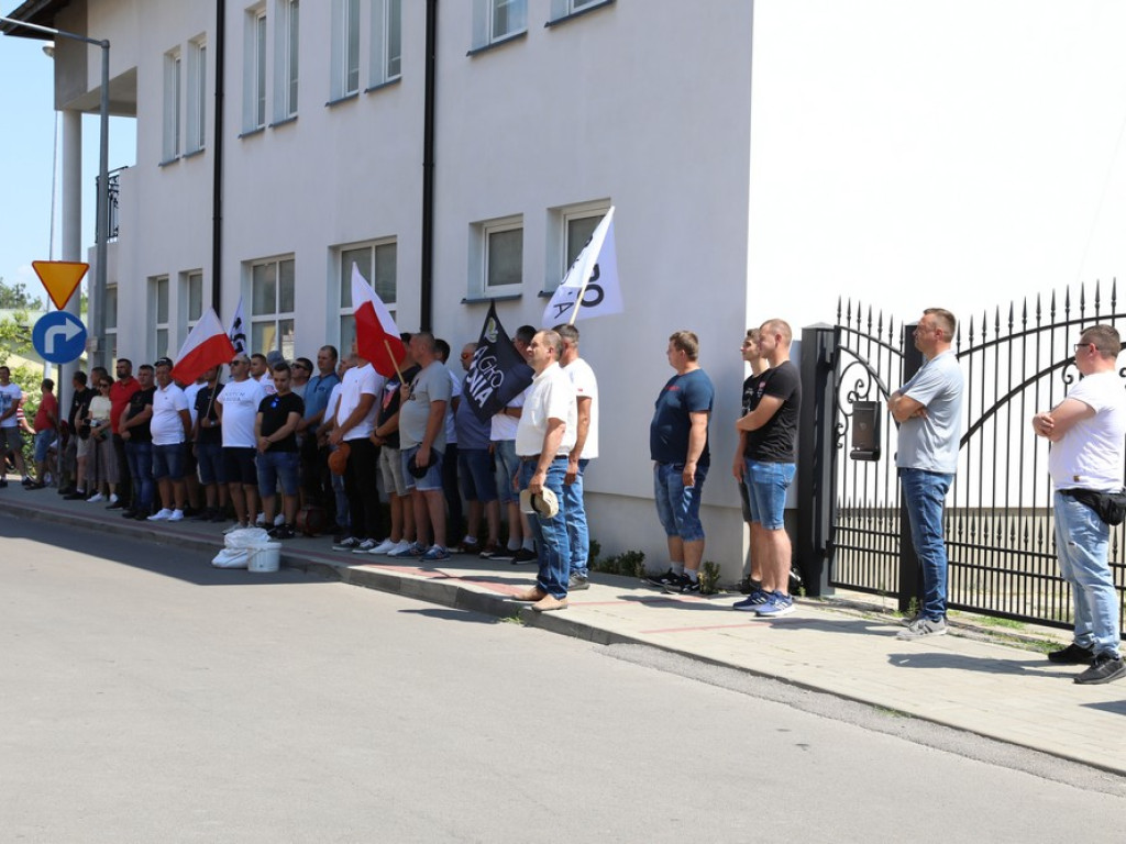 Protest Agrounii w Hrubieszowie - zboże rozsypane przed biurem poselskim Jacka Sasina [ZDJĘCIA, WIDEO]