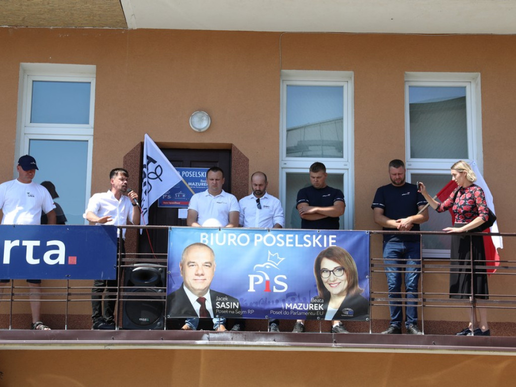 Protest Agrounii w Hrubieszowie - zboże rozsypane przed biurem poselskim Jacka Sasina [ZDJĘCIA, WIDEO]