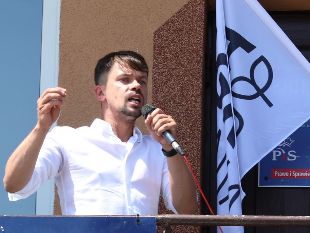 Protest Agrounii w Hrubieszowie - zboże rozsypane przed biurem poselskim Jacka Sasina [ZDJĘCIA, WIDEO]