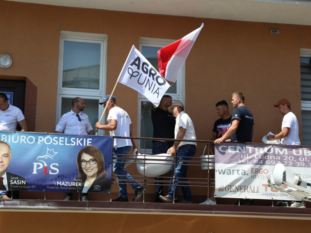 Protest Agrounii w Hrubieszowie - zboże rozsypane przed biurem poselskim Jacka Sasina [ZDJĘCIA, WIDEO]