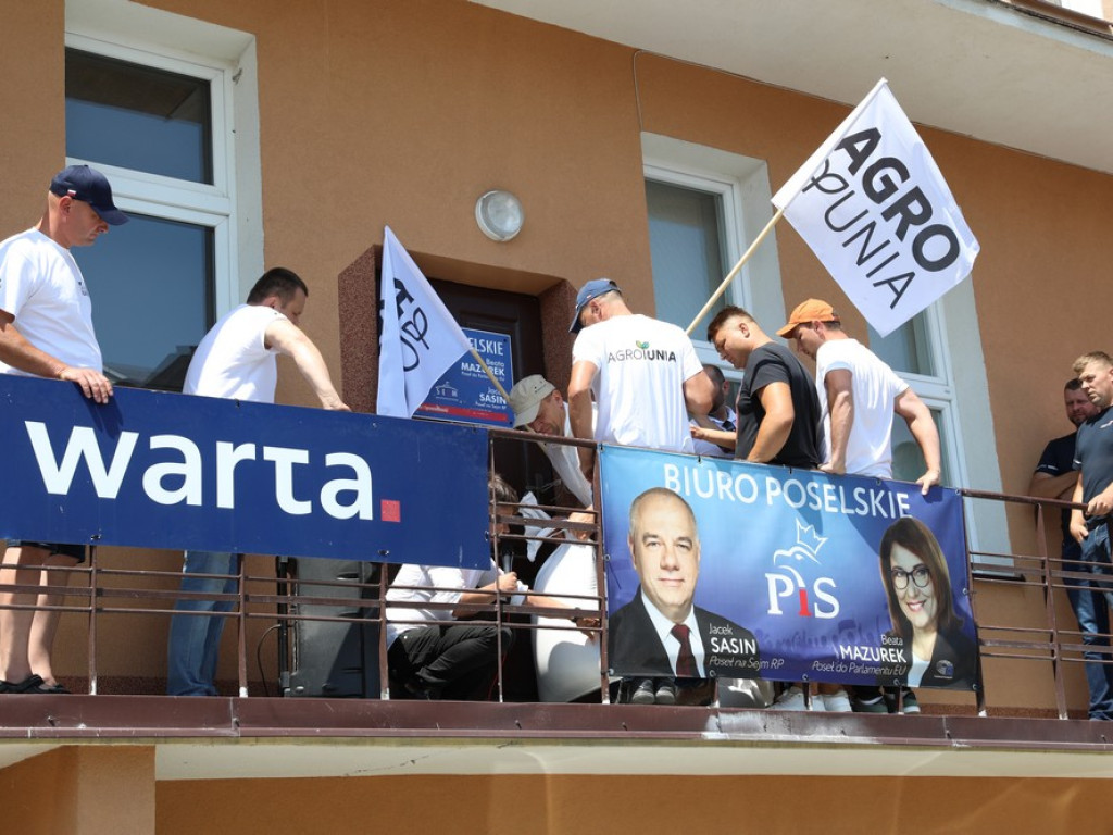 Protest Agrounii w Hrubieszowie - zboże rozsypane przed biurem poselskim Jacka Sasina [ZDJĘCIA, WIDEO]