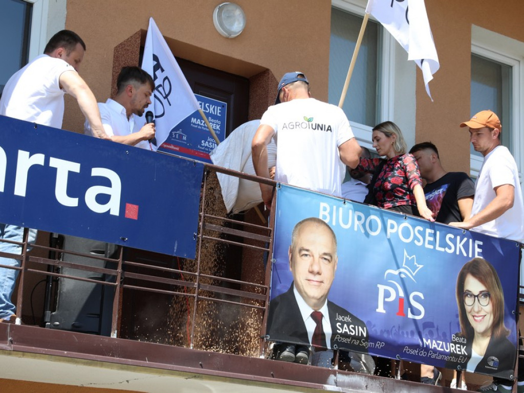 Protest Agrounii w Hrubieszowie - zboże rozsypane przed biurem poselskim Jacka Sasina [ZDJĘCIA, WIDEO]