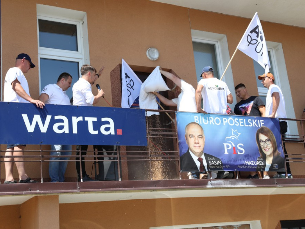 Protest Agrounii w Hrubieszowie - zboże rozsypane przed biurem poselskim Jacka Sasina [ZDJĘCIA, WIDEO]