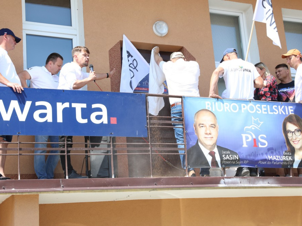 Protest Agrounii w Hrubieszowie - zboże rozsypane przed biurem poselskim Jacka Sasina [ZDJĘCIA, WIDEO]