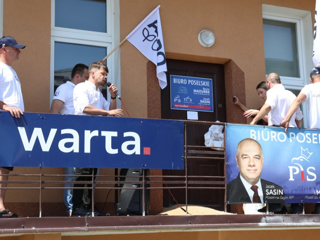 Protest Agrounii w Hrubieszowie - zboże rozsypane przed biurem poselskim Jacka Sasina [ZDJĘCIA, WIDEO]