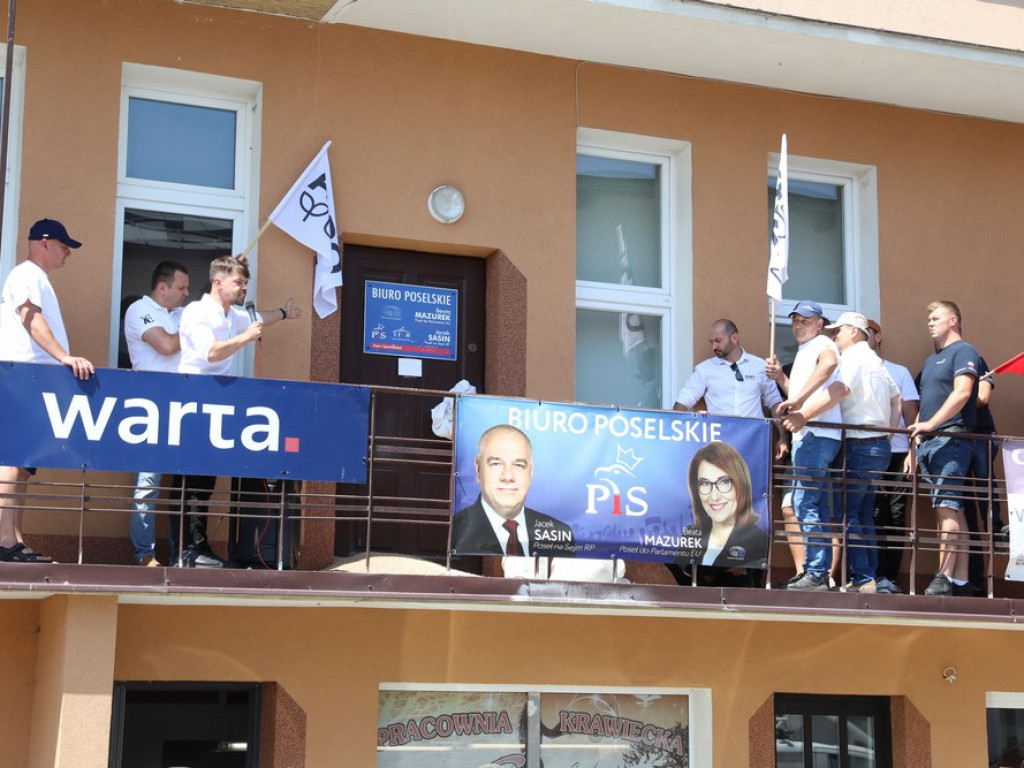 Protest Agrounii w Hrubieszowie - zboże rozsypane przed biurem poselskim Jacka Sasina [ZDJĘCIA, WIDEO]